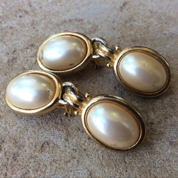 Vintage Liz Claiborne Simulated Pearl & Gold Tone Dangle Clip On Earrings - Picture 2 of 5